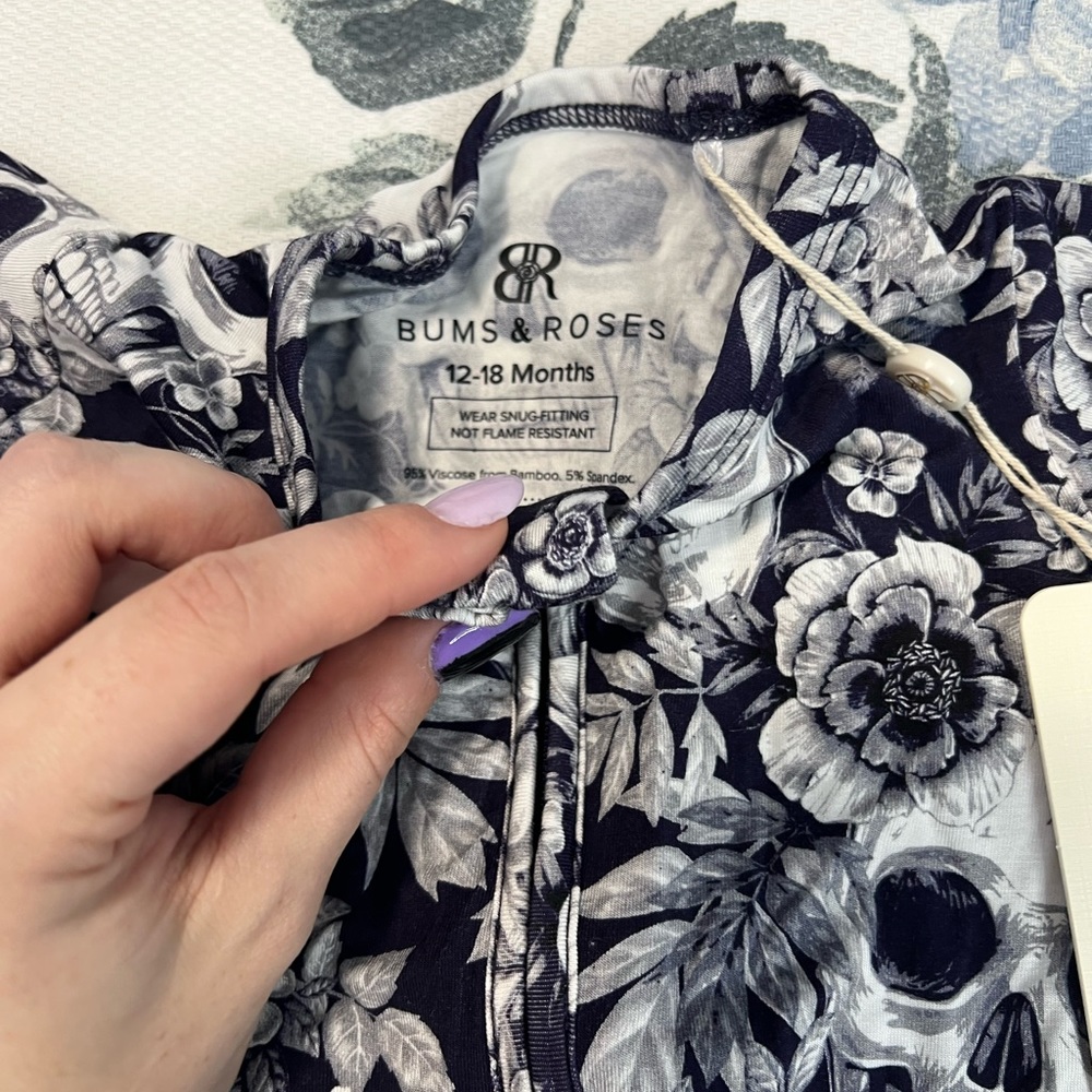 Bums and Roses Skulls Bodysuit - Picture 4 of 5
